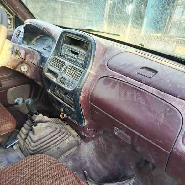 بيك أب نيسان فور ويل ادوات موديل 2004 مكينه وكير جدد السعر 30 وبيه مجال ***********
