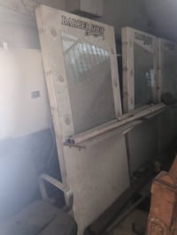 عندي ميز حلاقه عدد 3 وكراسي عدد 3 للبيع الميز على 75 والكرسي 50 مكانهم...
