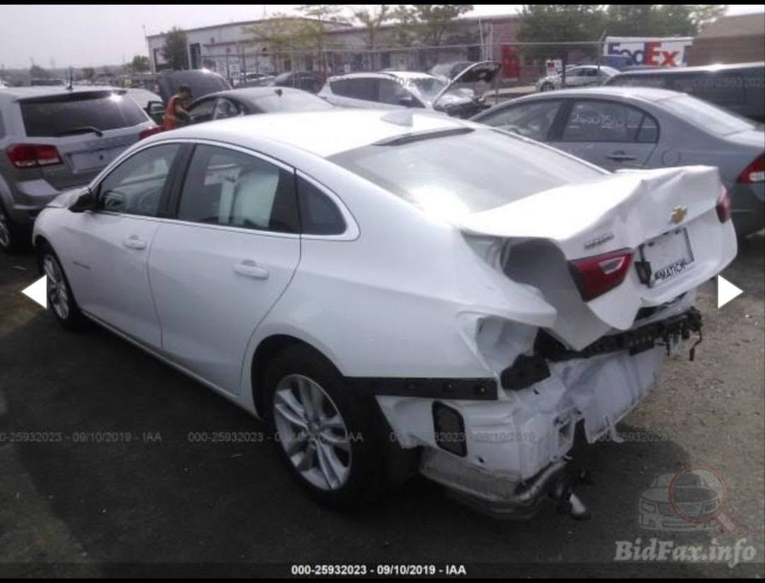 ماليبو ابيض 2018 LT
*  رقم نجف حره بأسمي مداور ثاني يوم . 

*  الحادث جاملغ خلفي وقليل في قبق الصندوق. 

* صور الحادث موضحه بالصور . 

*عداد المسافه 53 الف حقيقي . 

* تشغيل عن بعد .

* صندوق كهربائي الفتح .

* تبريد قطعتين .

* اوتو ستوب .

* السعر 99 ورقه . 

للاستفسار ***********
