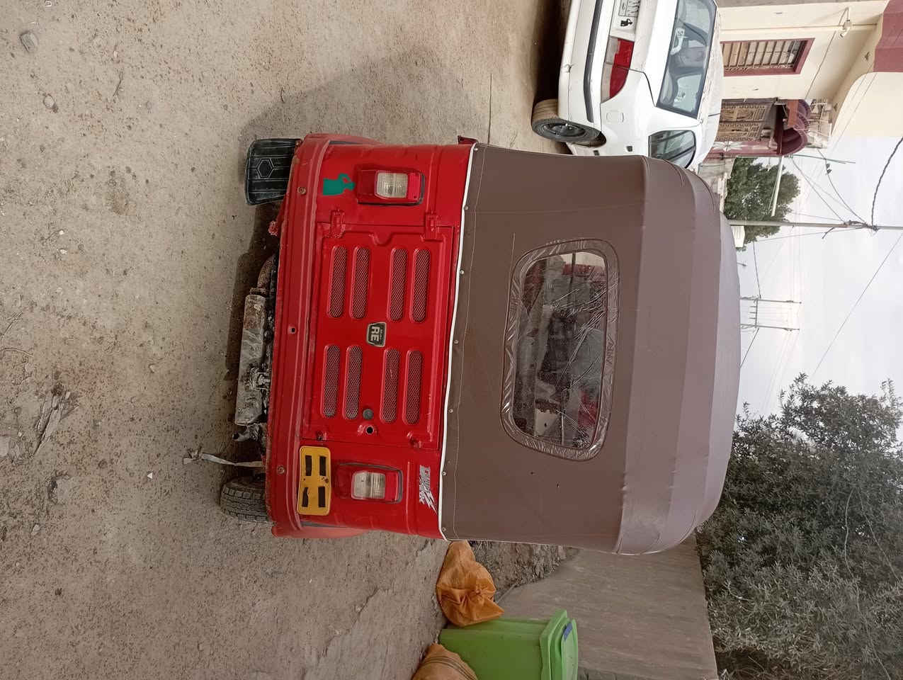 سلام عليكم تكتك ١٨ سنويه محرك ٢٠ كامله كهربايات باتري جديد جادر جامه كله جديد تجفيت قبل شهر ٤٥٠٠ بيه مجال قليل ***********
