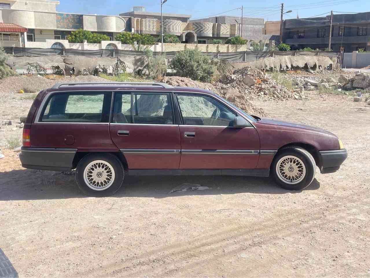 اوبل مديل 1989 
مكفوله صبغ وكير ومحرك وكهربائيات 
سياره بلاديه وترايك من شمال للجنوب 
محرك 3000 وكير عادي مكفولات 
سعر 37 وبيها مجال 
رقم بغداد ورقم دولي انكليزي جديد وهزه جديده 
مكان سياره بغداد 
رقم *********** Colombo, Sri Lanka
