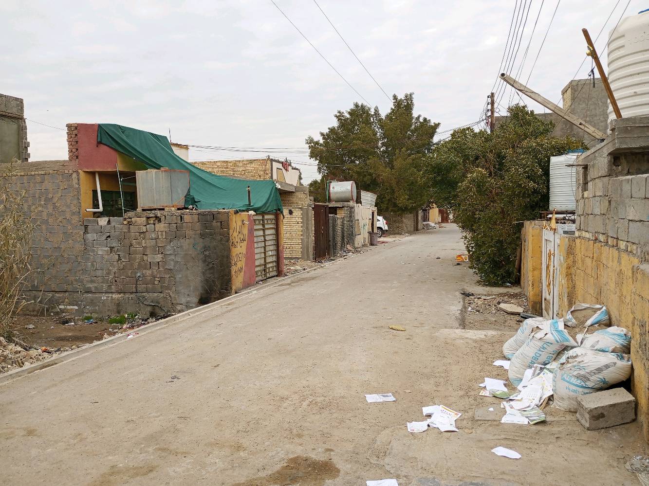 السلام عليكم  قطعه ارض للبيع 200 متر العنوان بغداد قضاء الزوراء المعامل سابقا  القريه الفلاحيه متوفر كافة  الخدمات مي مجاري كهرباء تبليط السعر 18مليون وبيها مجال الانقاذ والكصب عليه اني اكربها اليشتري جاهزة  مجهزة اله وبالخدمه