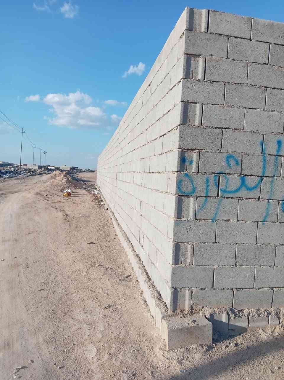 سلام عليكم قطعه مسيجه البيع ركن ع وجهين المساحه 400 المكان الزبير خلف حي لاندلس القطع الجدد ماء وكهرباء واصله السعر 20 بيه مجال قليل ***********
