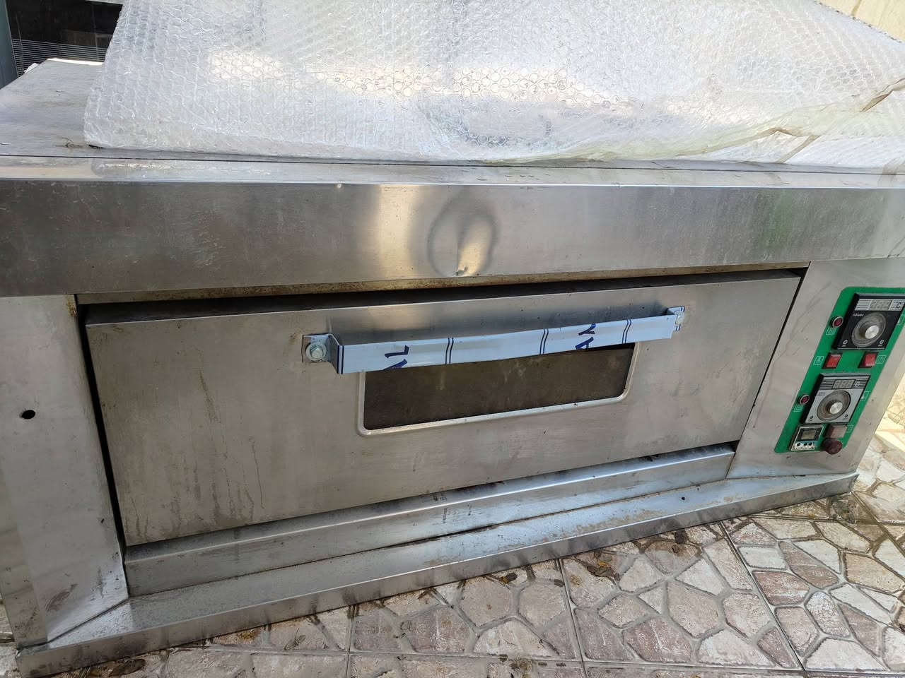 حماية اكل 6 سفنديشات
فرن كهربائي غازي 
ميز ستيل عدد 2 قياس متر بمتر 
قلاية غازية 
منظمات غاز مع جفجير وجمجة 
كله جديد فقط الفرن مستعمل شي بسيط 
***********
