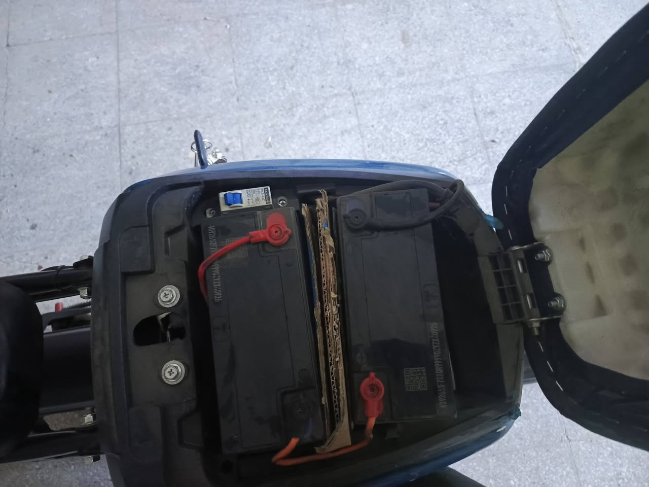 السلام عليكم دراجة شحن R8 حسين عالمية للبيع صار شهر ماخذهة
استاند تعليك واستاند جانبي 
مرايات ومثبت سرعة وبطاريات جدد الله شاهد كلشي مناقصها كاملة 
سرعة 65 حقيقي 
لاستفسار او الشراء مراسله الرقم ***********
