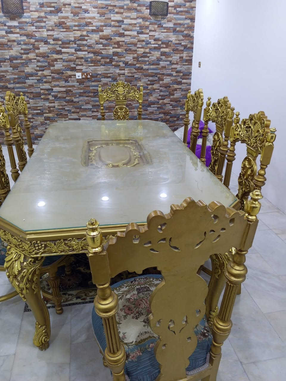 ميز ملكي يحتوي على 8كراسي
نضيف اخو الجديد  قليل الاستعمال   
سبب البيع  لعدم وجود مكان للميز 
السعر مليون دينار وبي مجال 
للتواصل ***********
