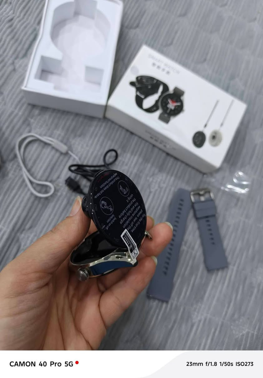 الساعة الذكية هي عبارة عن جهاز 2 في 1 يدمج الساعة مع سماعات أذن لاسلكية، وتتميز بالمواصفات التالية: 
سماعات مدمجة: تحتوي على سماعات أذن Bluetooth مدمجة داخل هيكل الساعة.
مراقبة صحية: تتضمن وظائف لمراقبة معدل ضربات القلب، ضغط الدم، ومستويات أكسجين الدم.
تقنية الاتصال: تدعم تقنية NFC للمدفوعات اللاتلامسية ووظائف مكالمات Bluetooth.
مقاومة الماء: مصنفة بمقاومة للماء بتصنيف IP67.
توافق النظام: تعمل مع أنظمة أندرويد.


**إذا كنت صاحب هذا الإعلان وتريد حذفه لأي سبب، رجاءا أرسل رسالة إلى الدعم الفني**