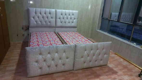 تخت للبيع عدد 2 خشب عراقي مابيهم عيب بس الجلد المحوط باللون الأحمر ينرادلو تبديل سعر التخت الواحد 45 وبي مجال التواصل على هذا الرقم ***********
