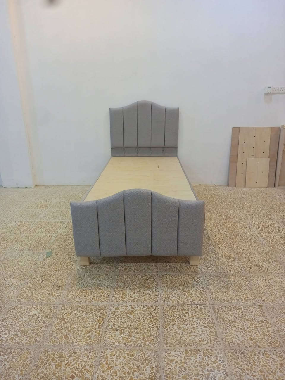 معمل ومعرض نجارة الفاضليه 
العنوان قرية الفاضليه 
سرير نفر فصال تركي 
خشب بلوك 15 ملم 
عدد الجسور  7
عدد الارجل 6
لون القماش حسب طلب الزبون 
قياس 90*200
السعر 120 الف
للاستفسار الاتصال 
***********
