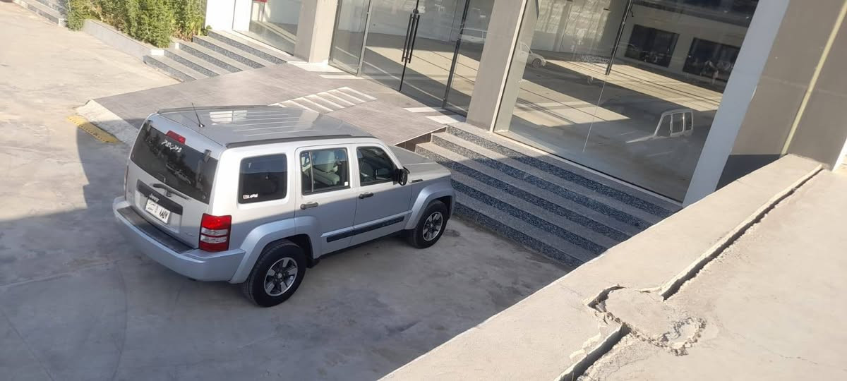 سلام عليكم جيب لبرتي موديل ٢٠٠٨ سياره كلين بدون اي حادث بعدها وضع شركه حتى محرك ما مفتوح رقمها مميز اربع أرقام رقم نينوى حتى الفور ويل شغال ماشيه ١٧٦ الف سعرها ١٢٠ بيع او مراوس هذا رقمي ***********
