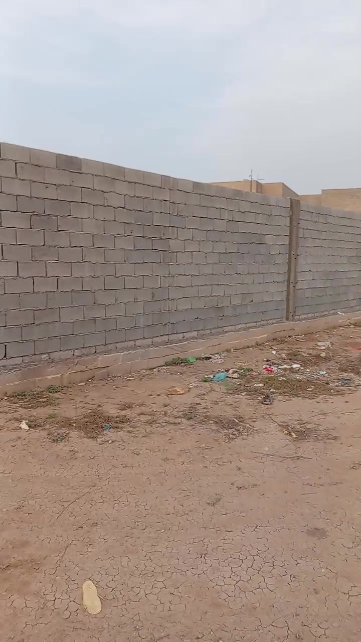 السلام عليكم قطعة أرض للبيع الخالدية ابو فليس قرب ثانوية عمر المختار والمركز الصحي ومقابل ملعب عدي مساحتها 1288 متر السعر  45 مليون للإستفسار التواصل معي صاحب الأرض مصطفى عاصم العيفان ***********
