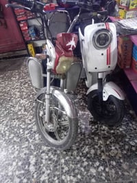 دراجتين للبيع الهارلي جاهزه نضيفه سعرها400وبيها مجال  و البيضه نضيفه ح...