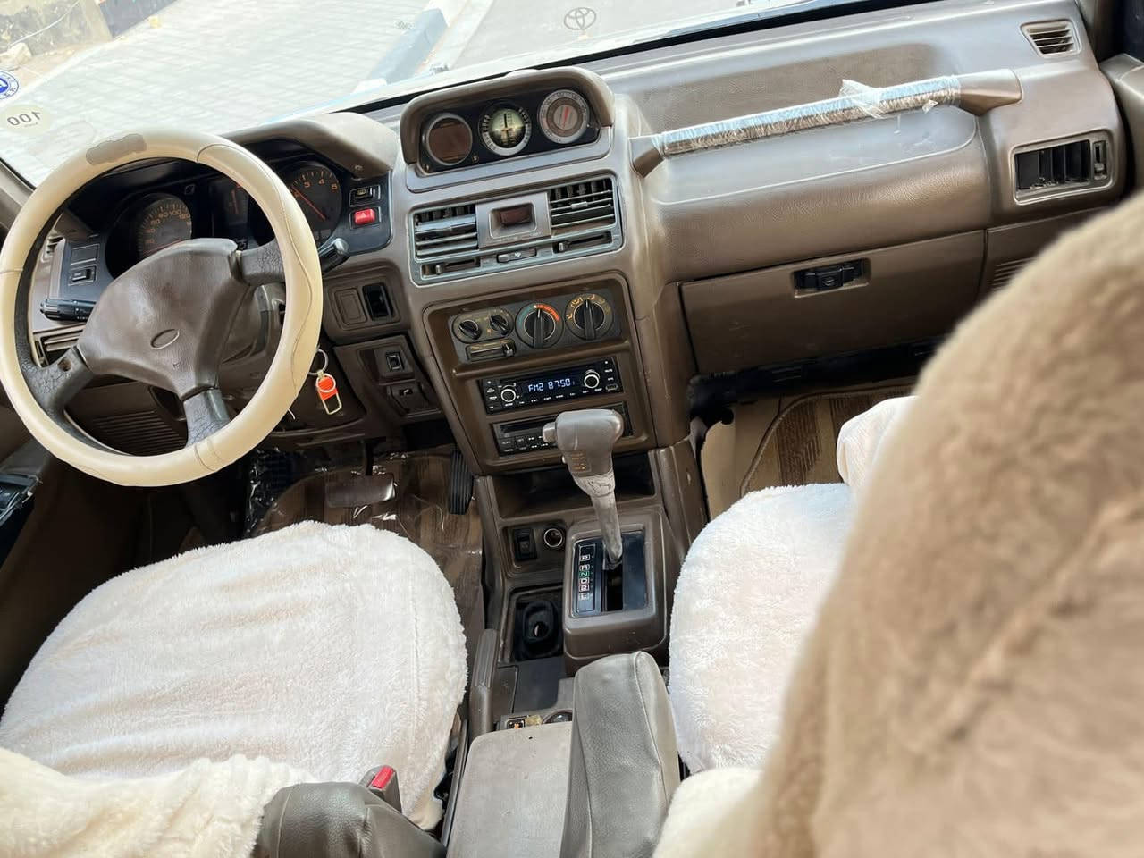 سلام وعليكم جيب باجيرو مكفوله من الكص ونقل الجثه وضربه وصبق ولعيب شرعي رقم بصره بسمي انكليزي سنويه مجدد 2030  مكينه وكير جدد تخم تاير تبريد شقال حداد جديد سعر 65 وبيه مجال قليل رقم الهاتف *********** لعنوان بصره زبير حي لخطوه
