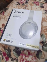 سوني WH-1000XM4 • نضيفه • كارتون أبيض