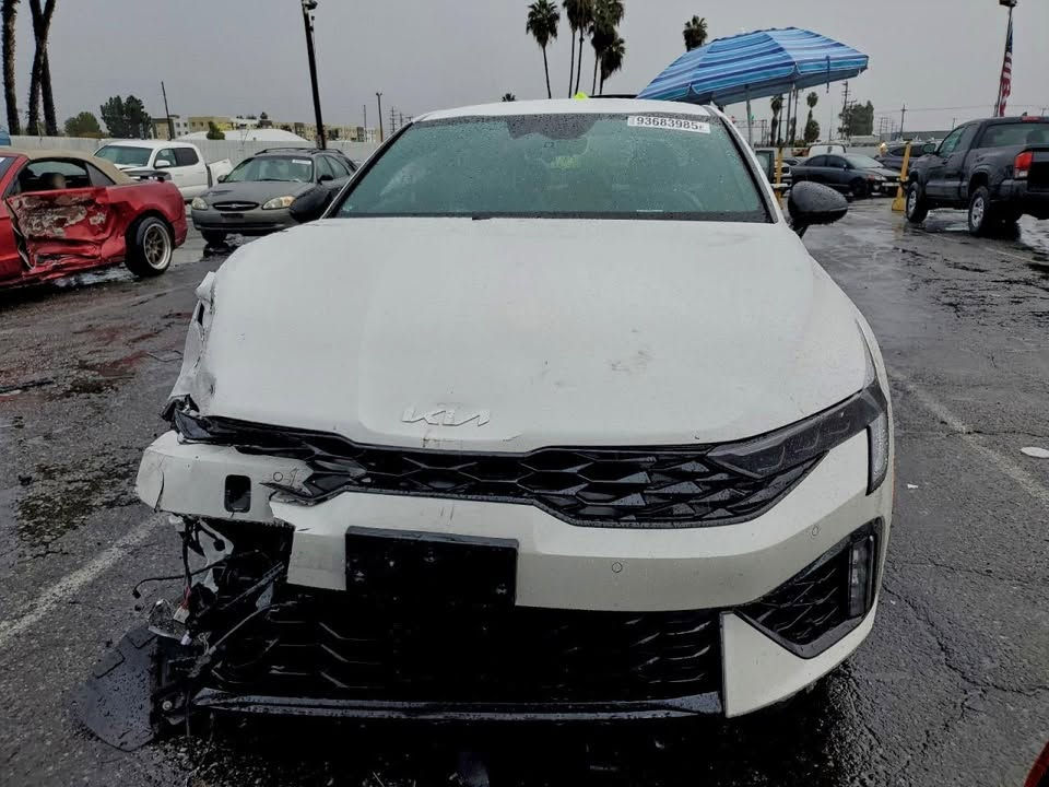 السلام عليكم للبيع كي فايف  K5 GT LINE
موديل 2025 الشكل الجديد ماشيه 16الف دخول جديد يعني اخت الزيرو ومكفوله كفاله عامه من كلشي فقط ربع بنيد صبغ وجاملغ بدون تبديل اي قطعه وبدون فتح راديتر غاز تبريد امريكا صوره الحادث موجوده بالمنشور  مرقمه شهداء بغداد  وكاله عامه بسم المشتري لون ابيض صدفي  
محرك 2500 تنفس  طبيعي 
جيتي لاين فول……...للاخير عده البنوراما 
مواصفات جلد لونين
رادار امامي وجانبي 
وحساس امامي وخلفي
ويل كب حجم 18
لد امامي وخلفي ولايت زنون اصل 
كامره وشاشه متصل وتشغيل عن بعد وبصمه وسايد بريك بصمه وشحن واير لس
انظمه قياده _ مثبت سرعه _ مانع انزلاق _ مانع انحدار 
للاتصال ***********
مكاني بغداد الامين الثانيه
