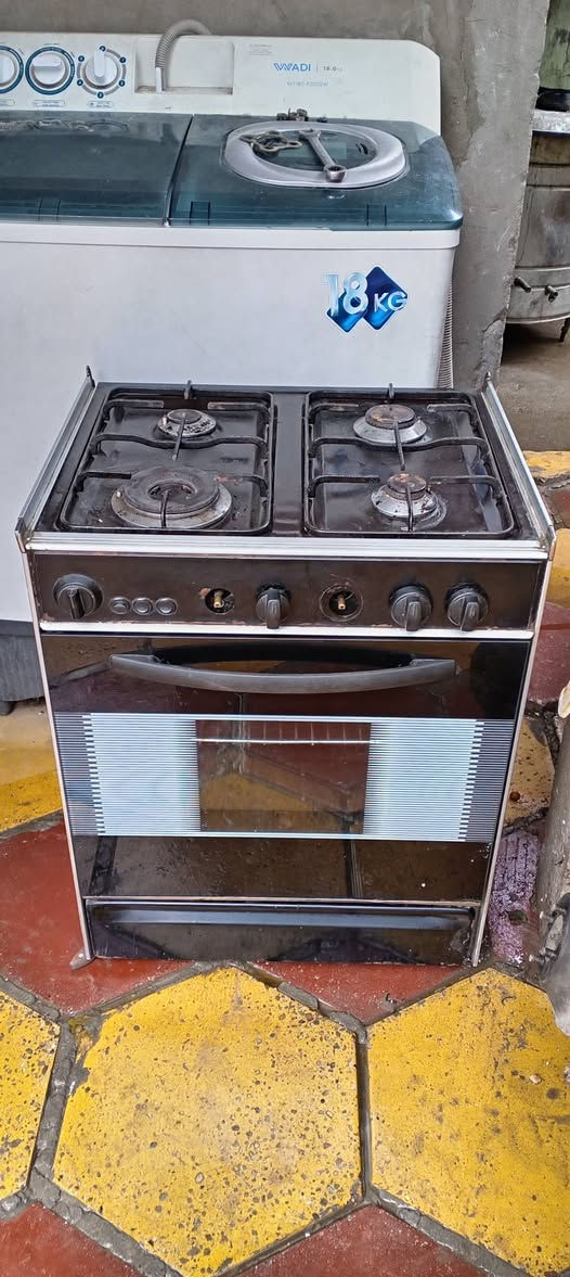 طباخ شغال كلش نضيف اخو جديده مكان بل كماليه سعر 80بي مجال اتصل ع رقم ***********
