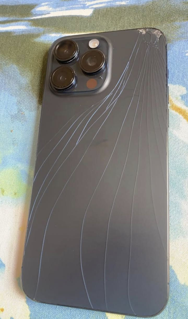 ايفون 15 برو ماكس
ذاكره 256
بطاريه 88
التلفون ضمان ما مفتوح ولا بي ايشي غير بس ضهره بي هذني الفطور كما واضح امامكم 
السعر مليون و ميه و بي مجال بسيط 
للتواصل واتساب فقط ***********
