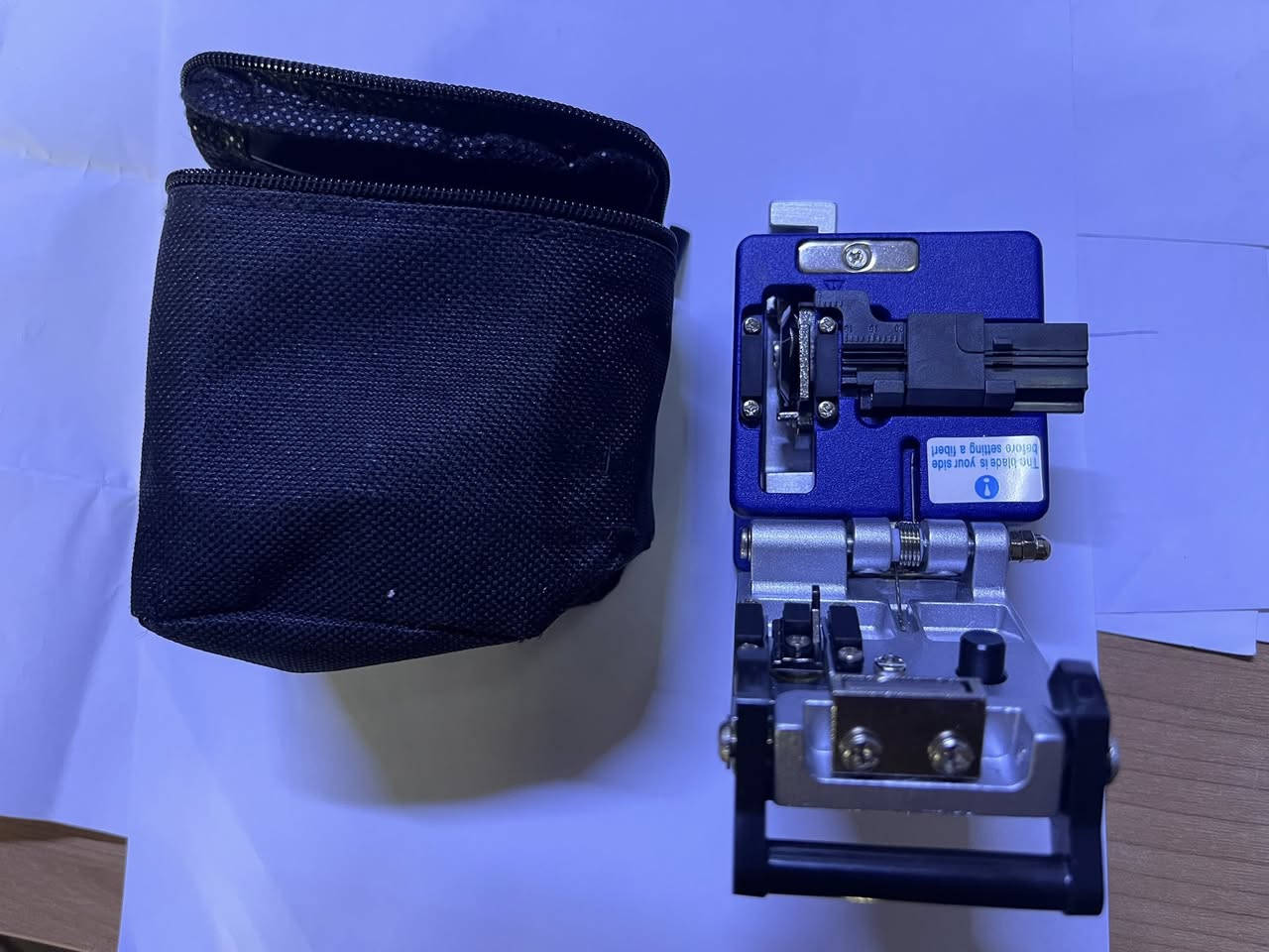 قاطعة ألياف ضوئية AUA-6S
أداة احترافية لقص ألياف الفايبر بدقة عالية وجودة ممتازة.
مناسبة لأعمال تركيب وصيانة شبكات الألياف الضوئية وFTTH.
تتميز بسهولة الاستخدام وثبات القص للحصول على أفضل نتائج اللحام.

الحالة ممتازة وجاهزة للعمل.


**إذا كنت صاحب هذا الإعلان وتريد حذفه لأي سبب، رجاءا أرسل رسالة إلى الدعم الفني**