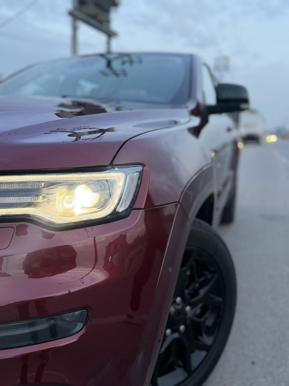 🚗 للبيع: جيب غراند شيروكي 2022
📍 مكان السيارة: كربلاء
📞 للتواصل: ***********
📊 المسافة المقطوعة: 45 ميل
🛠️ المحرك: 6 سلندر – 3600cc دبل كزوز

⚙️ المواصفات:
• فئة S (فول مواصفات 1/1)
• دفع رباعي 4×4 خفيف وثقيل متعدد الوضعيات
• رادار أمامي وخلفي مع بريك طوارئ
• تحديد مسار وتنبيه خروج عن المسار
• اصطفاف ذاتي
• توقف ذاتي
• كشف سرعات الطريق
• دخول بصمة
• تشغيل بصمة
• تشغيل عن بُعد
• فتحة سقف بانورامية
• صندوق كهربائي
• حساسات أمامية وخلفية
• كشف ضغط الإطارات
• ويل 20 إنش
• ويل كب أسود
• كتات SRT من الوكالة
• شاشة وسطية كبيرة
• كاميرا خلفية دوارة
• نظام صوتي 12 سماعة
• دمام خلفي
• داخلية مشمشي +  صاج ملكي
• مقاعد جلد مشمشي مختمة S
• تدفئة للمقاعد
• تدفئة للستيرن
• خزن 3 وضعيات لمقعد السائق
• خزن ستيرن حسب وضعية خزن المقعد 
• تبريد منفصل قطعتين
• مقاعد خلفية تدفئة وتجوية
• فول تحكم ستيرن
• كروز كنترول مثبت سرعة
• شفتات ستيرن F1 خلف المقود
• وضعيات قيادة Sport / Eco / Traction Mode
• أوتو ستارت ستوب
• نزول منحدر فور
• وضعيات فور ويل جبلي، ترابي، ثلجي
• مرايا كهربائية قابلة للطي
• تعتيم تلقائي للمرايا الجانبية والوسطية
• خاصية إزالة الضباب من المرايا الجانبية
• مرايا تقلّب عند الرجوع
• لايتات حاجب LED
• زينون + بلوجكتر كاشف ضباب
• بك لايت LED
• كاشف ضباب خلفي

⚠️ أضرار السيارة:
• وارد خليجي (وكالة هارلم)
• مكفولة عام بدون أضرار ✅
• السيارة بوضع الوكالة ✅ 

📌 تفاصيل إضافية:
• رقم السيارة: أربيل الدولي الجديد
• باسم المالك – تحويل مباشر
• لون السيارة: ماروني

السعر : 393 ورقه ✅ ✅  

بيها مجال ✅ 

للتواصل: ***********

للتواصل على الواتساب التالي ⬇️

***********
