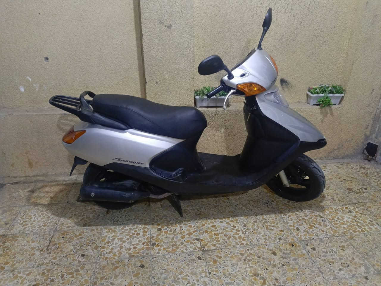 السلام عليكم سبيسي ياباني للبيع الدراجه جديده صار شهرين من طالعه من المعرض كفراته أصليه والدراجه لوك ما ماشيه هواي وكله بلاديه وشغاله برغي🔩 تجاري مابيه كل نقص مابيه المكينه خرسه شرط متسمعله صوت ناعمه كلش فقط ولفات مبدل سعره ٧٥٠جوه السوك مكاني الكوت الشراي يتصل ***********
