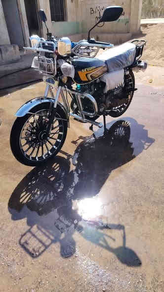 السلام عليكم بيع متوازي
مكلف بالنشر سيفان 2025 للبيع باب اول

فول نضافة ماشي قليل لو مامتوازي مابيع

السعر 650 مكاني القيارة 
لاتراسل خاص
الاتصال على رقم صاحب الموطور ***********
