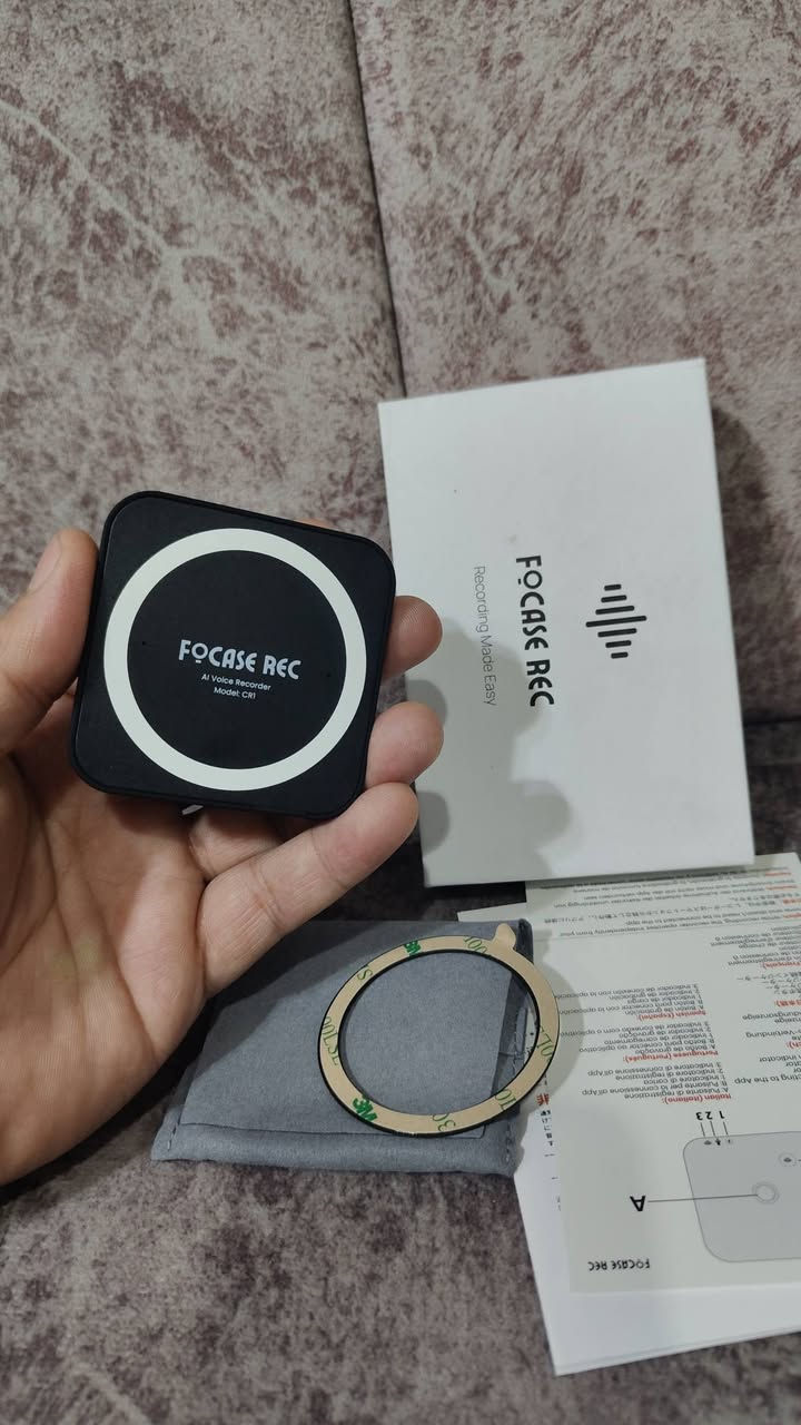 هذا الجهاز هو FOCASE REC، وهو مسجل صوت ذكي مزود بتقنية الذكاء الاصطناعي لتسجيل المكالمات والاجتماعات. 
التقنية: تسجيل صوتي عالي الجودة مع تحويل الصوت إلى نص وتلخيص تلقائي باستخدام الذكاء الاصطناعي. 
المميزات: يدعم تسجيل المكالمات عبر ربطه بالهاتف، ويدعم 102 لغة مختلفة. 
التخزين: يأتي مع ذاكرة داخلية بسعة 64 جيجابايت. 
الخصوصية: يتم تخزين البيانات بشكل آمن على الجهاز والهاتف فقط، دون تخزين الملفات على سحابة خارجية. 
#السعر35


**إذا كنت صاحب هذا الإعلان وتريد حذفه لأي سبب، رجاءا أرسل رسالة إلى الدعم الفني**