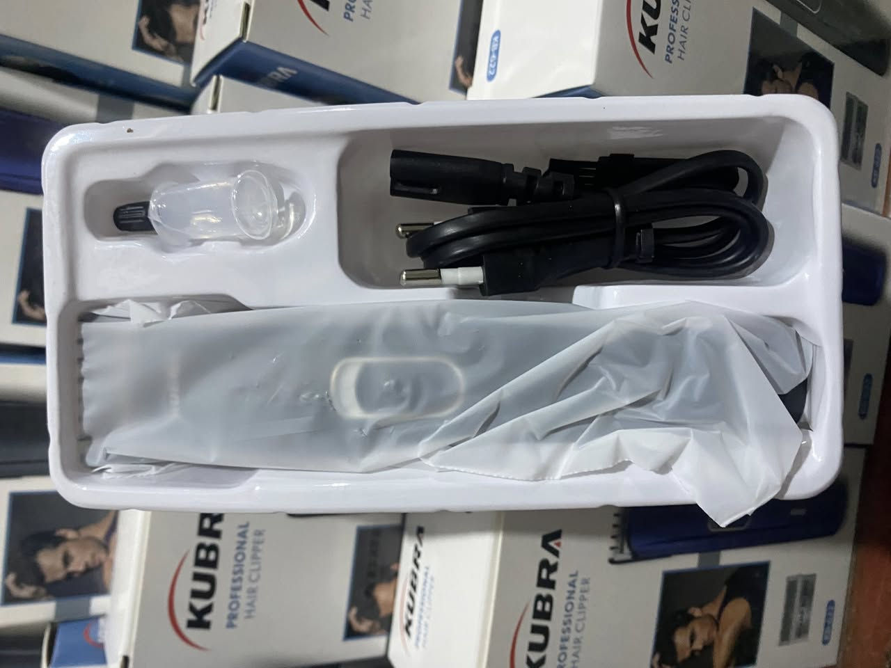 مەکینەی حەلاقی سفر وەک موس
شەحن و کارەبایە 
بە جوملە ٥هەزار
***********
