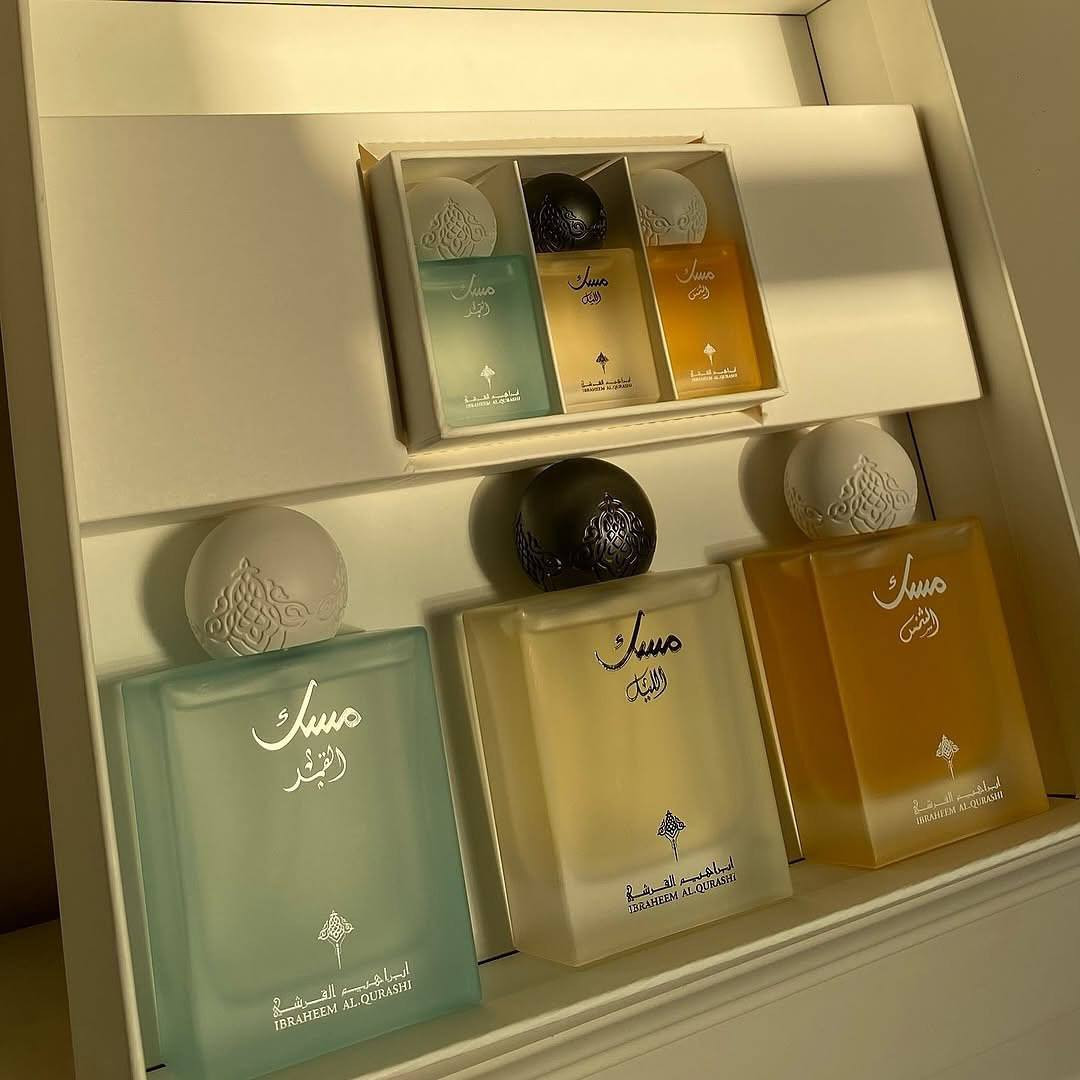 سيت مسك ابراهيم القرشي لكلا الجنسين Ibraheem Al Qurashi Musk Perfume Set Unisex 🩵🫧🍬 
يتضمن 6 عطور متنوعة بروائح مميزة وغنية. 
♡  الحجم الكبير 3 قطع 75ml 
♡ حجم ميني 3 قطع 10ml 
النـوتـات العطرية :
- مسك الليل : 😔🌠
البرغموت، الكشمش الأسود، التفاح
خشب الأرز، الباتشولي، الكراميل
المسك، العنبر، الرمان
مسك الشمس : ☀🥹
القرفة، الهيل، زهر البرتقال، البرغموت.
 البوربون، الإليمي، الفانيليا.اللوز الحلو، المسك، الأمبروكسان، خشب الغاياك.
مسك القمر : 🌙💋
الليتشي، الراوند، البرغموت، جوزة الطيب. الورد التركي، الفاوانيا، المسك، الفانيليا، البتاليا. الكشميران، البخور، خشب الأرز، نجيل الهند الهايتي


**إذا كنت صاحب هذا الإعلان وتريد حذفه لأي سبب، رجاءا أرسل رسالة إلى الدعم الفني**