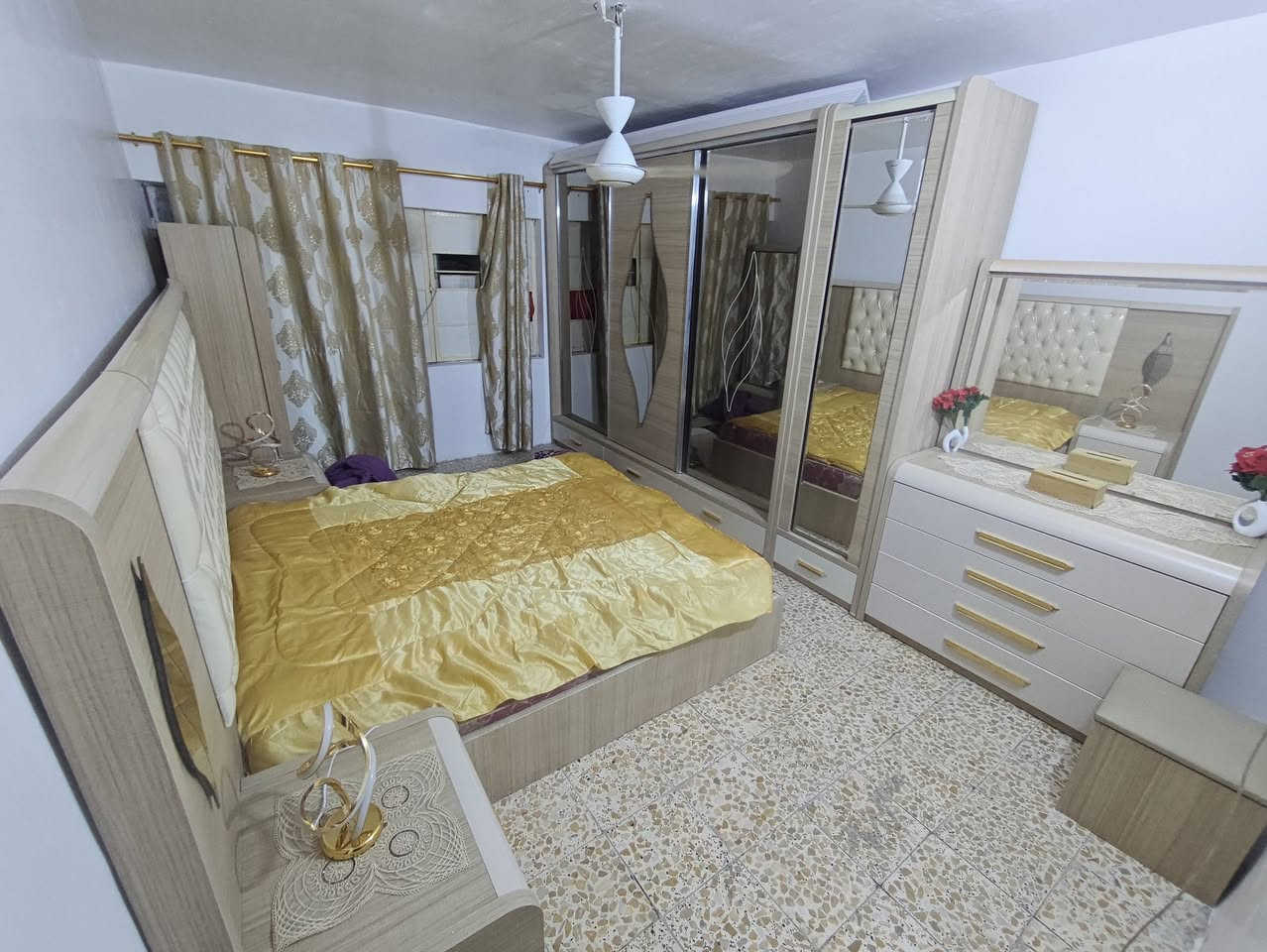 غرفة ضخمة وجبيرة وثكيلة للبيع لان مكاني ميكفي ولونها يخبل لدات كاملة حت بلكنتور
للبيع او مراوس ع خاص او واتس اب او اتصال ***********
