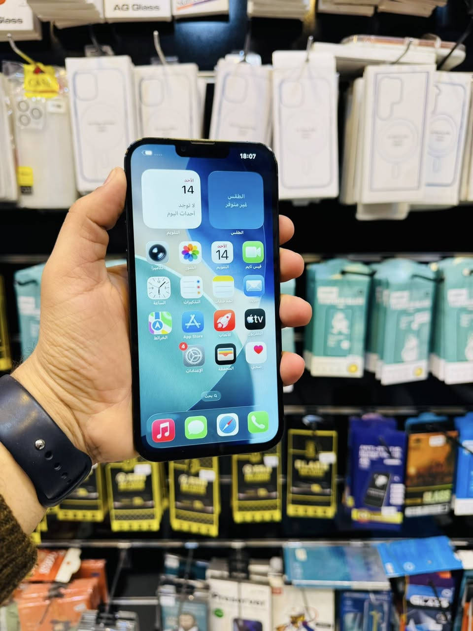 السلام عليكم 🫡
للبيع iPhone 13 pro max 
ذاكره 256
بطاريه 83‎%‎ مبدله اصليه من ابل يعني مال جهاز 
نموذج M 
لون بحري الجهاز نضافه 99‎%‎ شخط مابيه كله شغال مابيه اي خلل كامرات صوت اتصال انترنيت سيم فيس ايدي كله شغال فقط مبدل شاشه السعر قفل 390 الف مابيه مجال مكاني بغداد مدينه الصدر قطاع 23 رقمي ***********
