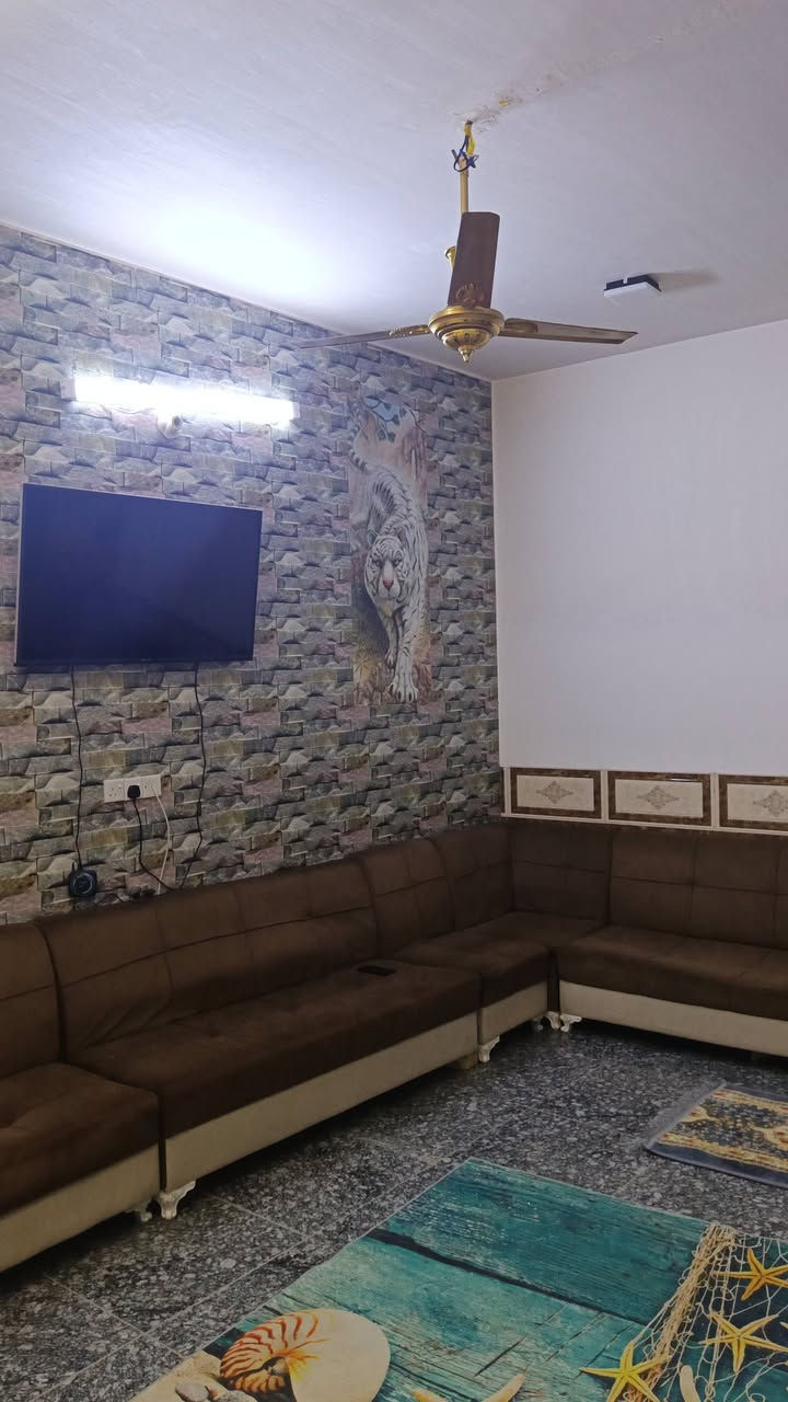 دار للبيع مساحة 200 م طابق ونصف في حي الزيتون (شارع 20)... يحتوي الدار على:
-إستقبال.
-مطبخ كبير
-صحيات عدد 2 (داخلية و خارجية). 
-صالة كبيرة عدد 2 
-غرف نوم عدد 2(4×5)
-كراج مع حديقة صغيرة
-مناور عدد 2
-سطوح عدد 2
-السعر الكلي 140 مليون مع المجال
-تدفع 123 مليون.
 ويبقى 17 مليون مطلوب اسكان (تسدد قسط شهري) 
للإستفسار التواصل أو الأتصال على الأرقام التالية: 
***********
***********
