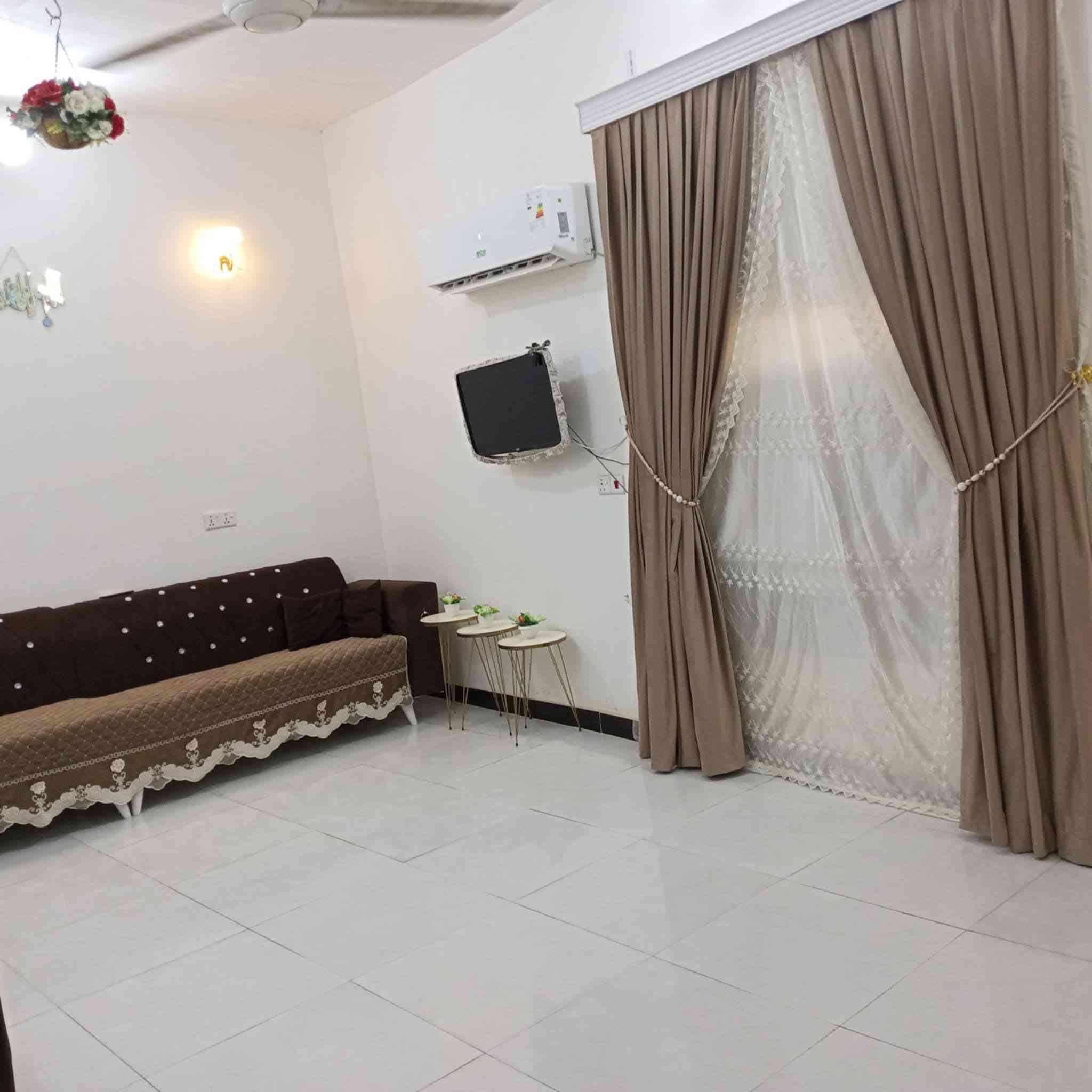 بيت للأيجار مساحه ١٠٠ متر غرفتين + صاله + مطبخ + حمام داخلي +حمام او تواليت خارجي العنوان الحسائيه قرب حسينية الهدام مطلوب عائله صغيره الاستفسار ***********
