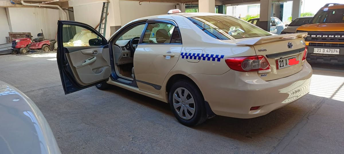 کڕۆلاتەکسی 2013 
مەکینەبچوک خسوسی کراوە بە تەکسی 
سەنەوی تا 2030بەناوی خۆمە 
سێ سویچی لەگەڵە 
دوو پەڵە معجونی پێوەیە بێ ناوگرتن 
دوو دەسی کردوە هی مەعرەز نیە هی خۆمە 
تەعدیل سورعەو باڵ 
کوشن سیاحی کوشنەکانی بەرگی جوان تێ گیراوە 
و ئایپاود و سوکان فۆلیۆم 
نزیکەی بای 3 بۆ 4 وەرەقە بەس جوان کاری پێوەییە 
گاعی قاڵب 
گێر و مەکینەی بەشەرت 
138 کەمێک معامەلە 
*********** السليمانية, العراق
