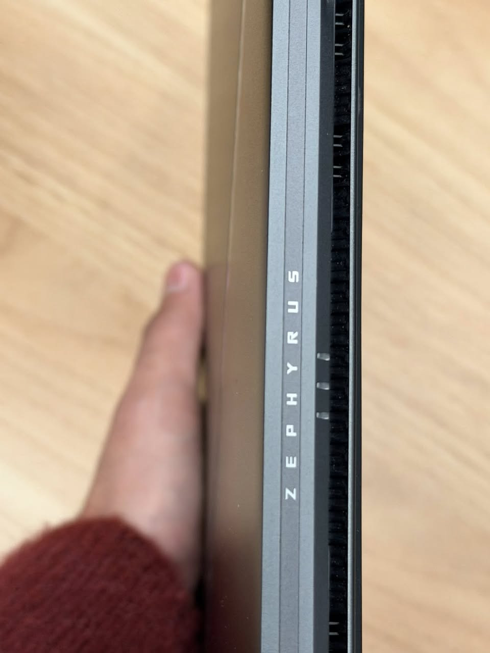 للبيع: ASUS ROG Zephyrus G16
• CPU: Intel Core Ultra 9
• GPU: NVIDIA GeForce RTX (4070)
• RAM: 16 GB 
• SSD: 1 TB NVMe
• شاشة: 16″ OLED 2.5K 240Hz
• كاميرا 1080p + RGB + HDMI 2.1
• اللابتوب جديد استخدام قليل جداً 
الكارتون موجود 
***********
