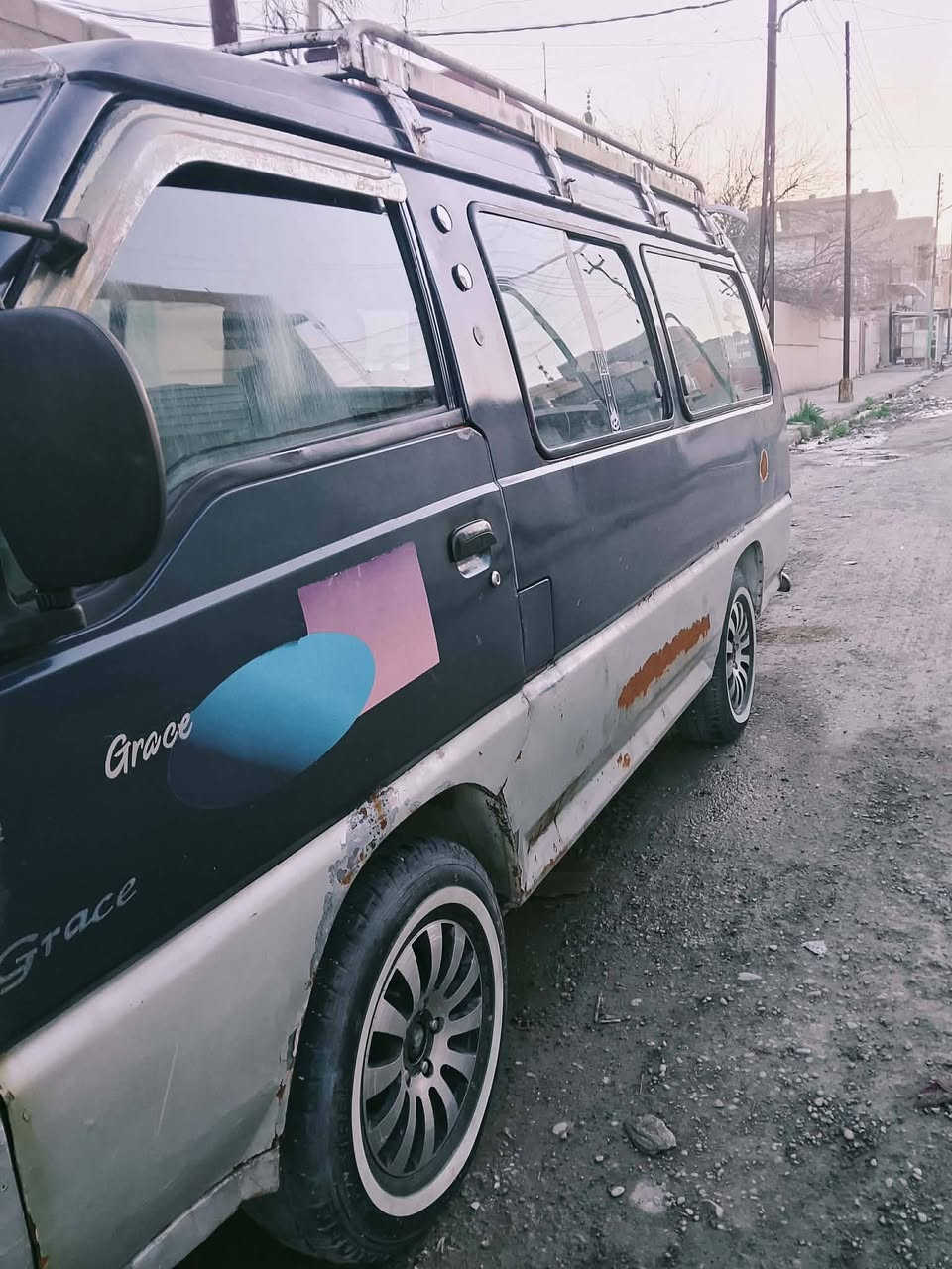 السلام عليكم ورحمة الله وبركاته سياره كيه هونده موديل1994 صاحبه الشرعي موجود شرط تحويل سنويه لل 2027 سياره كامله من كلشي كير+محرك+اكسنت شرط وايرمنه كاملة من كل شي مكاني الموصل للتواصل على هذا الرقم *********** السعر 35 او بيه مجال
