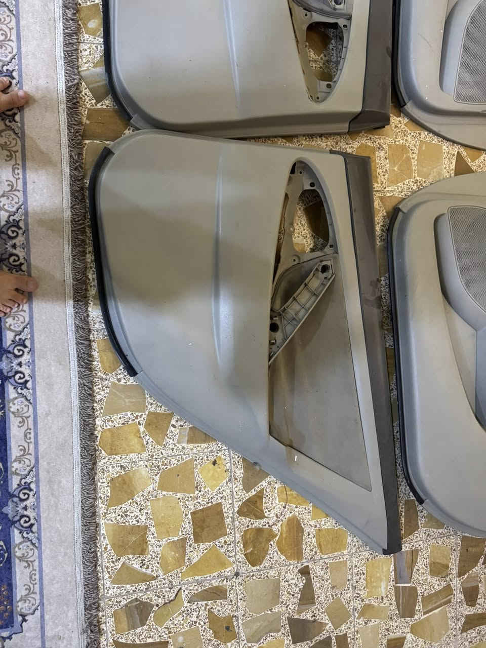 بطاين ابواب كامري خليجي لون بيجي 
السعر 150 تواصل واتساب ***********
