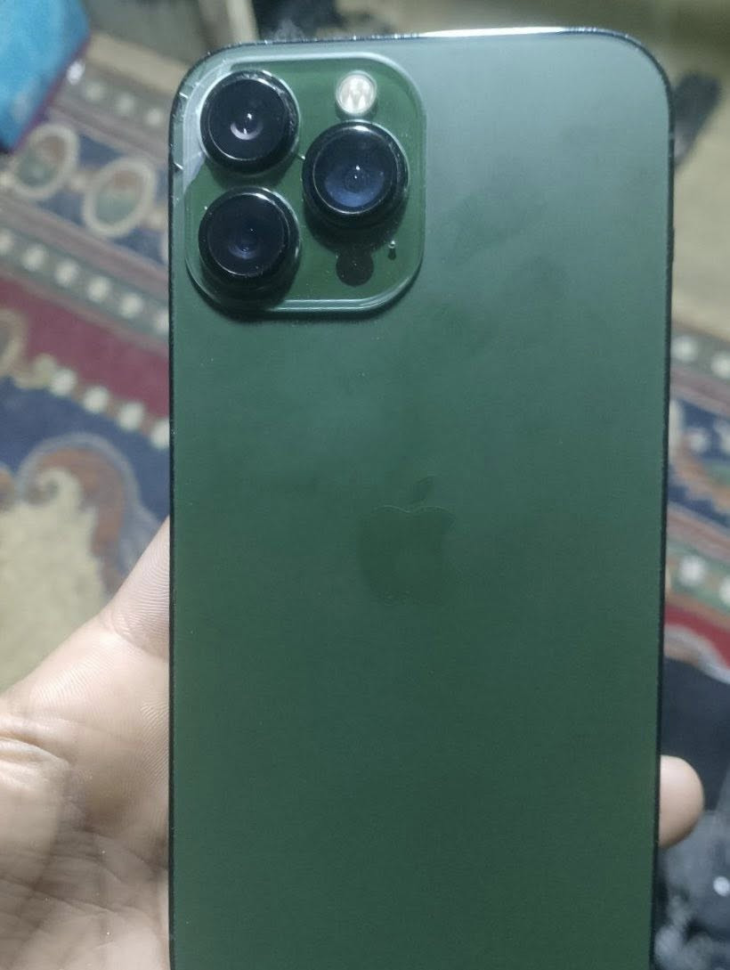 الـسـلام وعـلـيكم
• آيـفون 13 بـرو مـاكـس - iPhone 13 Pro Max
• نـظافة ممـتازة وسـعر مـناسب 
• الـمـواصفات:
• الـذاكرة: 256 
• (نـسخة أمـريكية LL/A)
• الـنموذج M اصــلي 
• الـذاكرة: 256
• اللـون: أخـضر زيـتوني مـلكي  (Alpine Green)
• الـبطارية: 79% (أداء أصـلي وتـكفي يـوم كـامل)
• الـجـهاز عـلى وضـع الـشركة (ما مفتوح ولا مبدل بي أي برغي)
• الملاحظات: ضربة خفيفة جداً يم الكاميرات (موضحة بالصور) • الشاشة بيها نقطة سودة زغيرة كلش ما تأثر على الاستخدام ولا • على اللمس. والجهاز شغال 100% مـضمون ومكفول 
• الملحقات: كـارتون + كـيبل شـحن 
• الـجهاز افـضل واجـمل من الصور
• السعر: 550,000 (قفل)
• للتواصل والاستفسار: ***********
