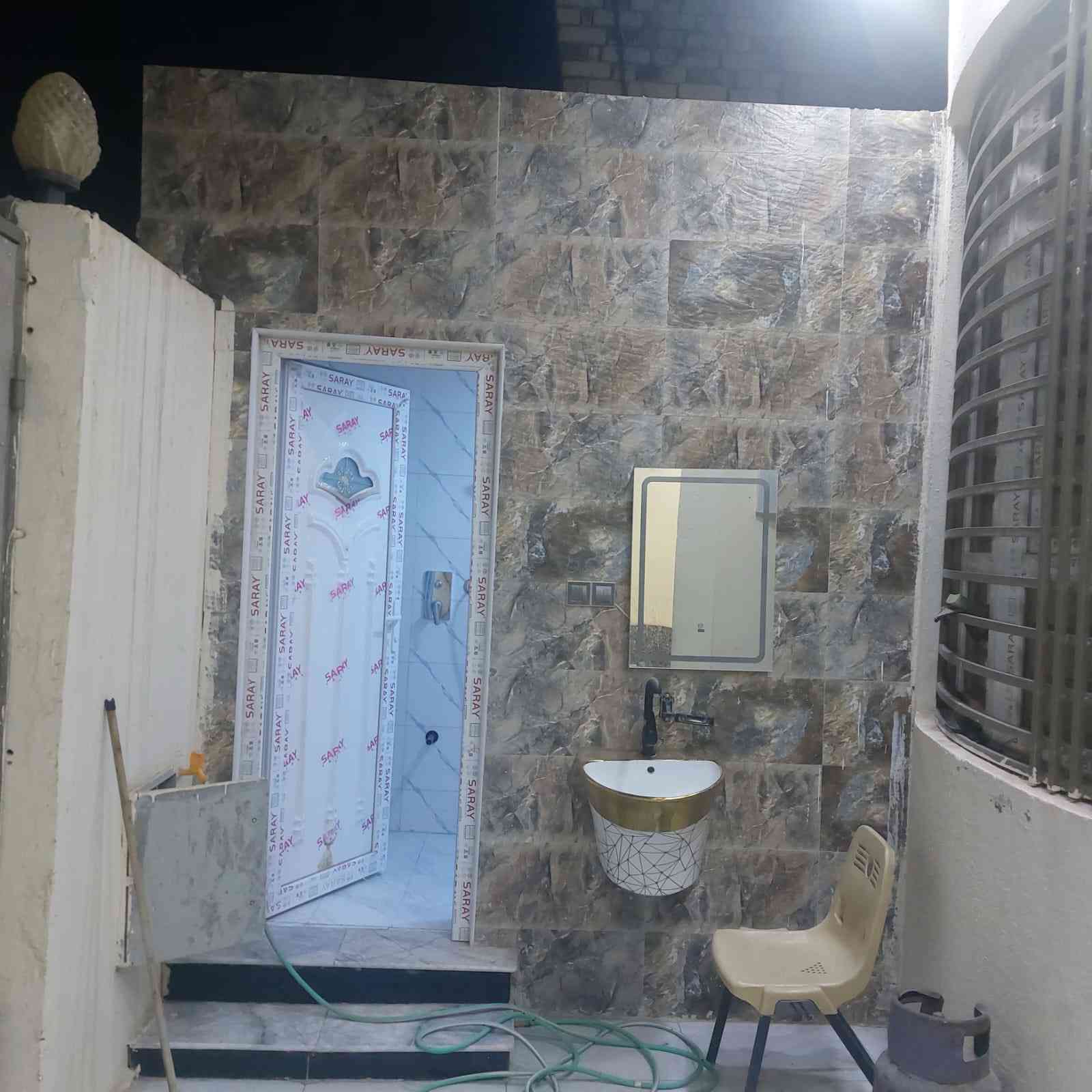 بيت في مدينه الصدرالشارع السايدين الكصة قاطين المساحة ١٠٠ م  واقع حال ١١٠  الطابق الاول ديوانيه وصاله ومطبخ وغرفة وصحيات داخليه وخارجيه والطابق الثاني غرفتين وصاله كبيره وصحيات والبيتونه بيه مخزن كبير على كبر الصاله السطح شتايكر  علما البيت مطلوب إسكان ٥٠ مليون

للتواصل ***********
