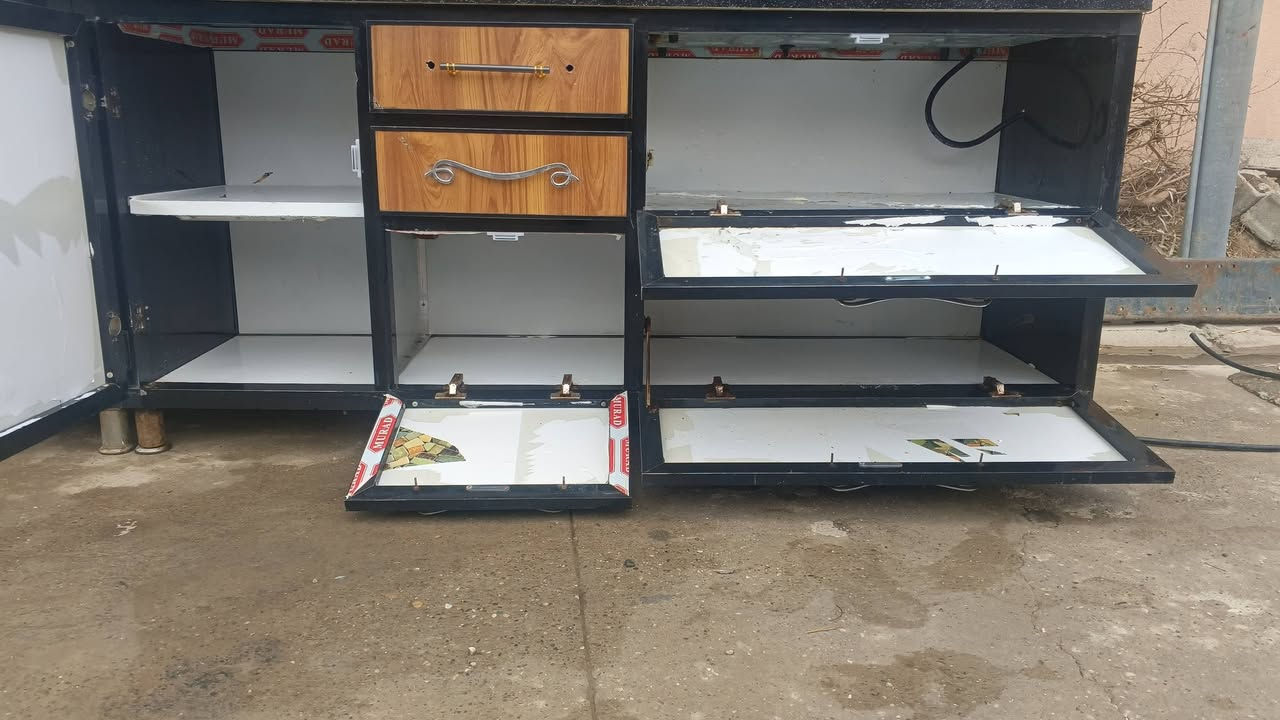 كاونتر للبيع هو و الطباخ ماله السعر 250 وبي مجال المكان حي العروبة اتصال على رقم ***********
