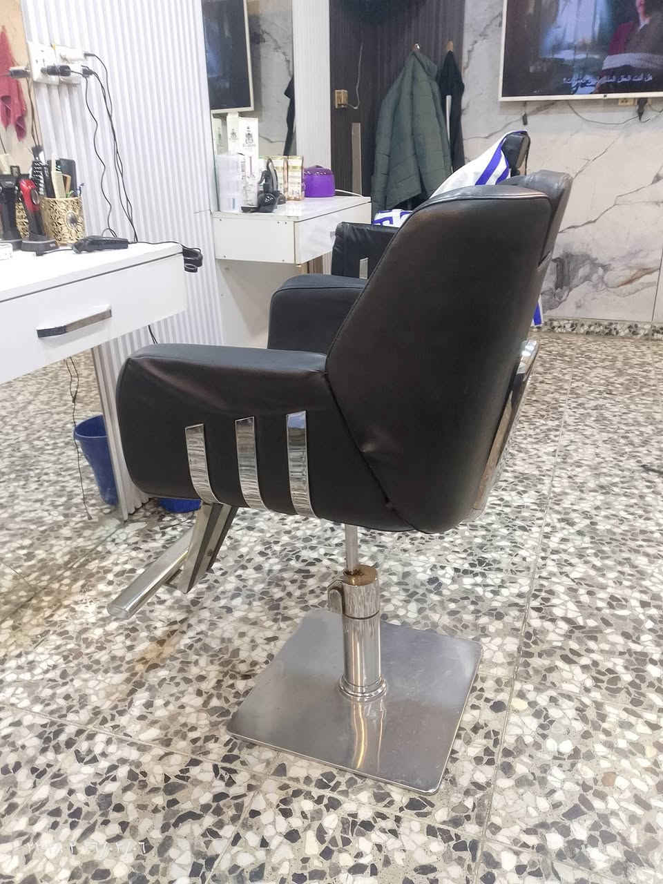 ميز لد + كرسي حلاقه
نضافه 90٪ للبيع العنوان بغداد 
***********
