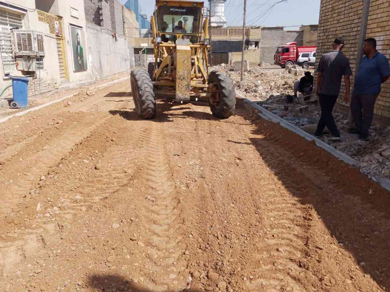 جاري العمل في مشروع تبليط وصب ساقية جانبية في حي خضراء الدسيم

تتواصل أعمال مشروع تبليط وصب ساقية جانبية في حي خضراء الدسيم / قضاء الزوراء، ضمن مشاريع محافظة بغداد الهادفة إلى تطوير الواقع الخدمي وتحسين البنى التحتية في مناطق العاصمة.

حيث تتضمن الأعمال أعمال التسوية الترابية، فرش الحصى الخابط، أعمال التبليط وصب الساقية الجانبية، إضافة إلى إنجاز فقرات خط تصريف مياه الأمطار.فيما تستمر الكوادر الهندسية والفنية بإكمال الأعمال المتبقية وفق المواصفات المطلوبة.

نسعى دائماً إلى متابعة المشاريع ميدانياً وتقديم الخدمات التي تليق بأهلنا في مناطق بغداد.

هاني نورالله الربيعي
النائب الفني لمحافظ بغداد


**إذا كنت صاحب هذا الإعلان وتريد حذفه لأي سبب، رجاءا أرسل رسالة إلى الدعم الفني**