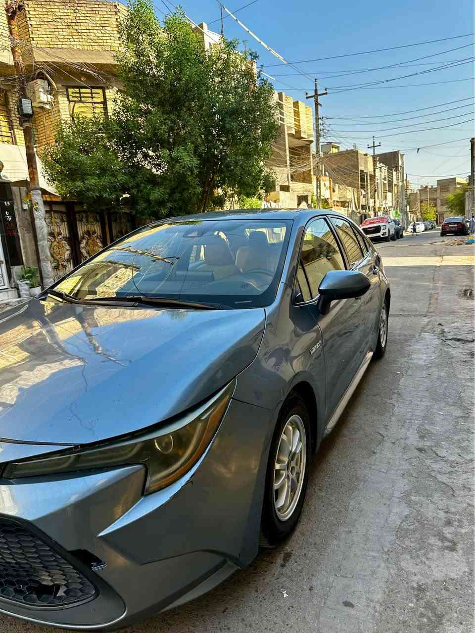 السلام عليكم للبيع سيارة تويوتا كورولا هايبرد (Hybrid) موديل 2020 (وارد أمريكي)

السيارة بدون قطرة صبغ نهائياً 
​حادثها بسيط جداً: فقط الجاملغ اللي عكس جهة السايق (الجهة اليمنى) وبي تعديل بارد مرجوع بدقة وبدون أي صبغ

​السيارة رقم بغداد ألماني باسمي (خصوصي) ملصق وجاهز، باسمي وتحويلها مضمون وسهل. سيارة كاملة مكملة وجاهزة للمستخدم، واقتصادية جداً بمصرف البنزين 

​المحرك: 1800 سي سي هجين (هايبرد)، منظومة نظيفة جداً وبحالة ممتازة.

​اللون الخارجي: سمائي / ميتالي مميز جداً ونظيف
​أنظمة الأمان: رادار أمامي متطور (حساسات الزجاج الأمامي لتثبيت السرعة الذكي وتجنب الاصطدام)
ومنظومة إيرباغات كاملة
​
شاشة وسطية كبيرة الحجم تعمل باللمس، تدعم بلوتوث وكار بلي والاتصال بالهاتف والتحكم الكامل بالوسائط
ستيرن متعدد الوظائف (تحكم جهة اليمين واليسار) للتحكم بالشاشة، الرادار، وتثبيت السرعة بدون تشتيت عن الطريق.
​التحكم بالبريك: تحتوي على نظام البريك الإلكتروني الذكي (Handbrake Button) مع خاصية الـ Auto Hold المريحة جداً في الازدحامات
​التبريد ثلج ما شاء الله السيارة مغلفة بالكامل (تغليف أرضية للحفاظ عليها، وتغليف كشنات درجة أولى بلونين مميزة وجاهزة)

مكان السيارة بغداد البلديات 
موجود فقط واتساب او على الخط
***********
*********** بغداد, العراق

