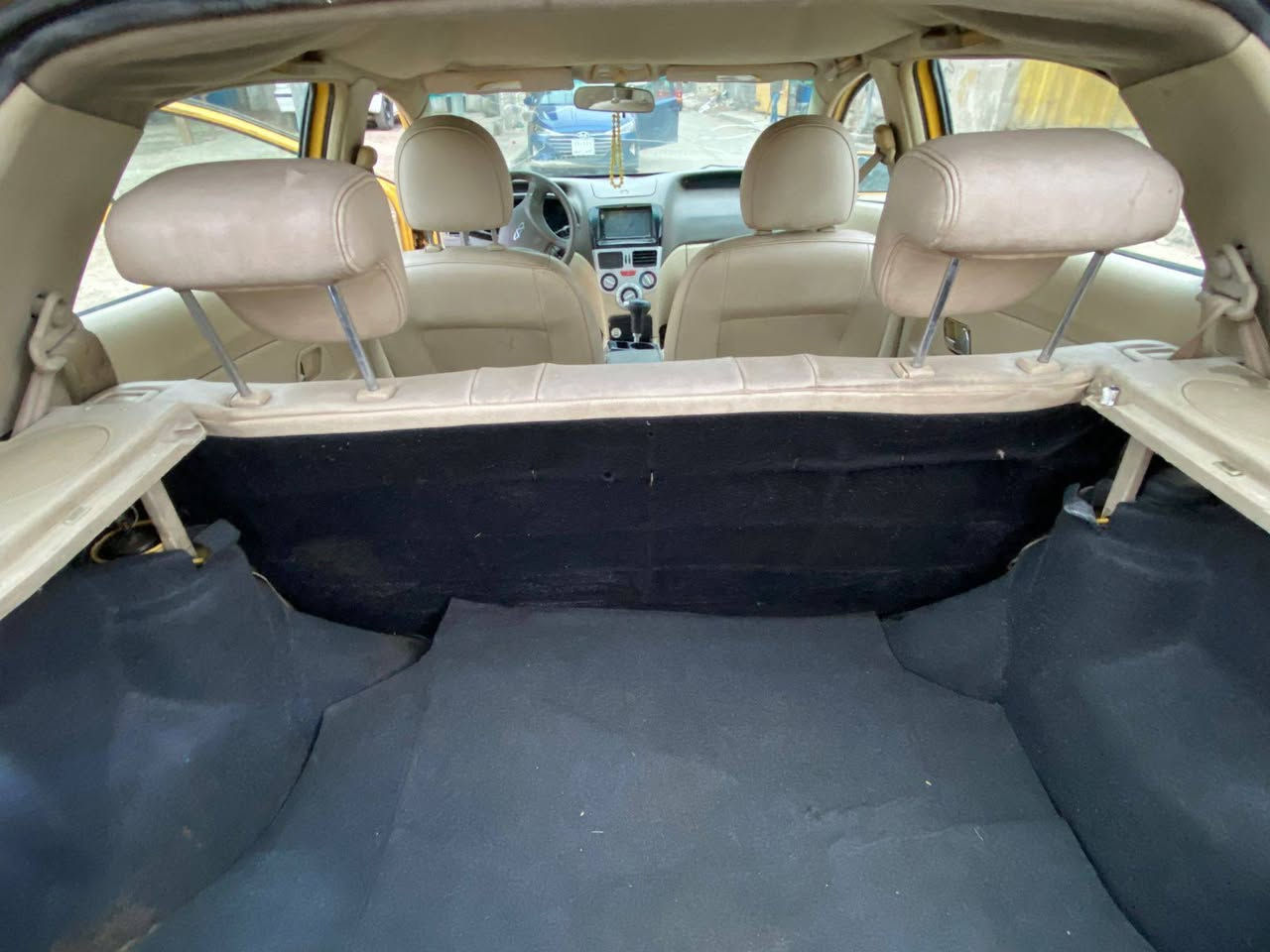 شيري فلاوين مكينه وكير كورلا ياباني اوتماتيك 
 سياره كله بلاديه من الدعاميه للدعاميه برغي ممفتوح بيها جاهزه مجهزه 
حساسات كلها شغاله 
كهربائيات 
ترايك وين متريد 
والسياره شرط السونار 
بس بيها رصعتين بل باب 
دواخلها جلد 
هيئه غرامه مصفره 
ارقام انكليزي 
سياره مال بيت 
سعر 37 وبيها مجال للطيبين 
مكاني بغداد العبيدي 
***********
***********
