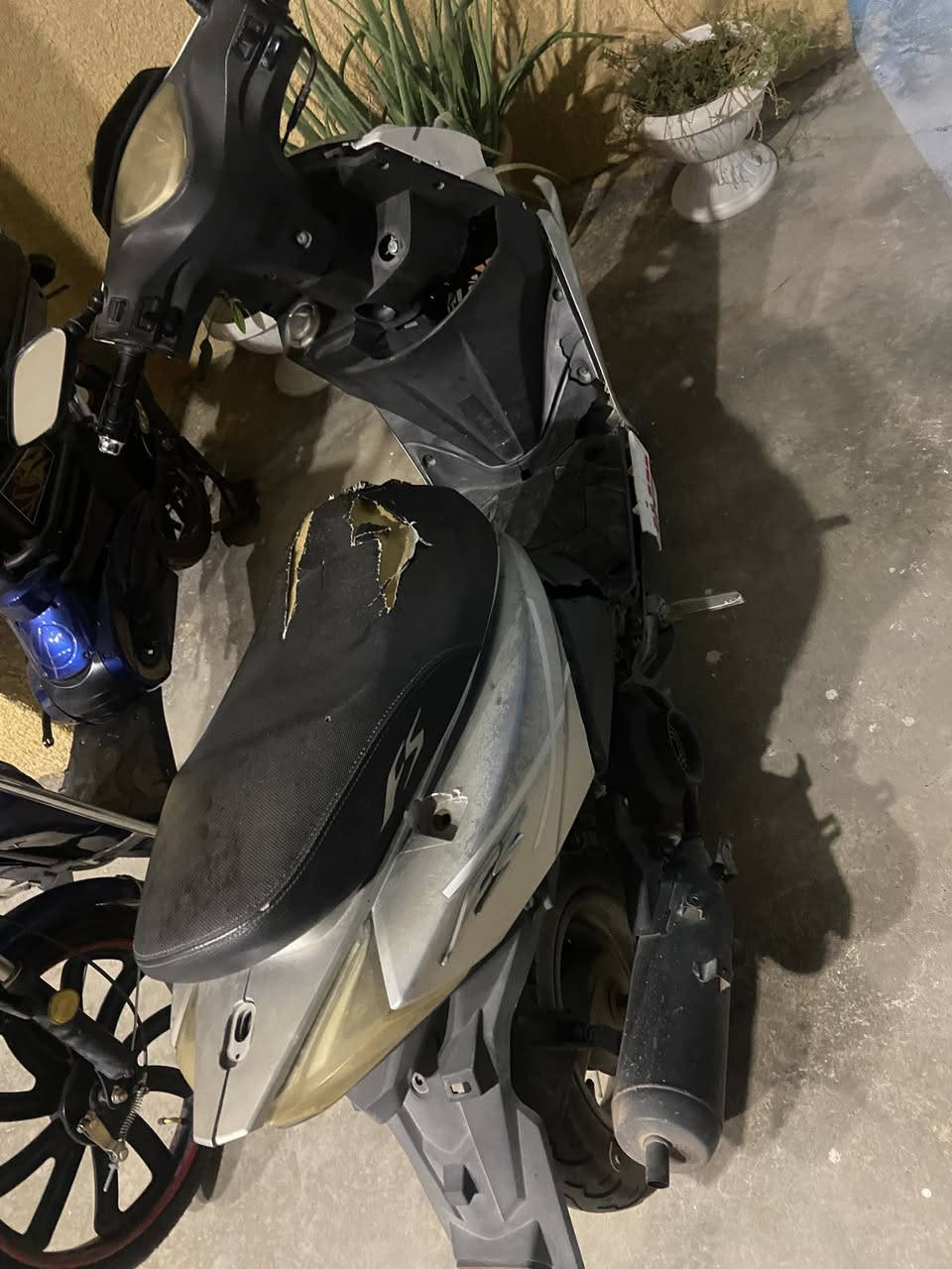 السلام عليكم دراجة اف اس للبيع مكينة ممفتوحة مضمونة كهربائيات كلشي مابيهه دراجة حلوة مجرد 
كڤراتهه مكسرة يعني يتبدلن تصير الدراجة 1/1

قيم باليرضي الله واخذ


**إذا كنت صاحب هذا الإعلان وتريد حذفه لأي سبب، رجاءا أرسل رسالة إلى الدعم الفني**