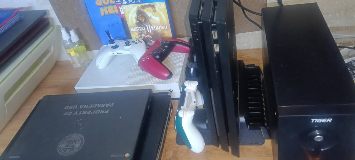 Ps4 Pro
-الجهاز مفتوح منضف ومبدل عدسة فقط(انطيك العدسه القديمه)
-نظام ١١.٥٠ مهكر قرص منزل بي العاب:-

-Red dead redemption 2
-Ghost of tsushima
-Gta V
-Outlast
-Outlast 2
-cyberpunk 2077
-COD Black ops 3
-Beyond-Two souls
-Farcry 5
-COD cold war

وبعد بي يمكن لعبتين هم قويات لان تاركه الجهاز ممستخدمه وناسيهن.

-ويا ٣ اقراص Mortal combat و wolfenstien  و قرص التهكير + فلاش نظام ١١.٥٠ backup للنظام.

-الجهاز قافل تحديثه من الDNS يعني كنك براحتك والعب.

-الجهاز ويا ٣ جوستكات وحده اصليه وحده تجاريه درجه اولى و وحده شبيهة الفايف كلهن شغالات مضبوط.

- هارد واحد تيرا + خارجي ٥٠٠ كيكا.

-كارتونه الجهاز موجودة.

-يوبي اس تايگر دبل بطاريه 1500 يشغلك الجهاز والشاشه ساعه.

-ستاند تبريد وشاحن للحوستكات.

-الجهاز كلش نظيف ومعتني بي مال جناي واستخدام قليل....مراوس بفايف ونتفق ع الفرق.

-*********** واتساب.
