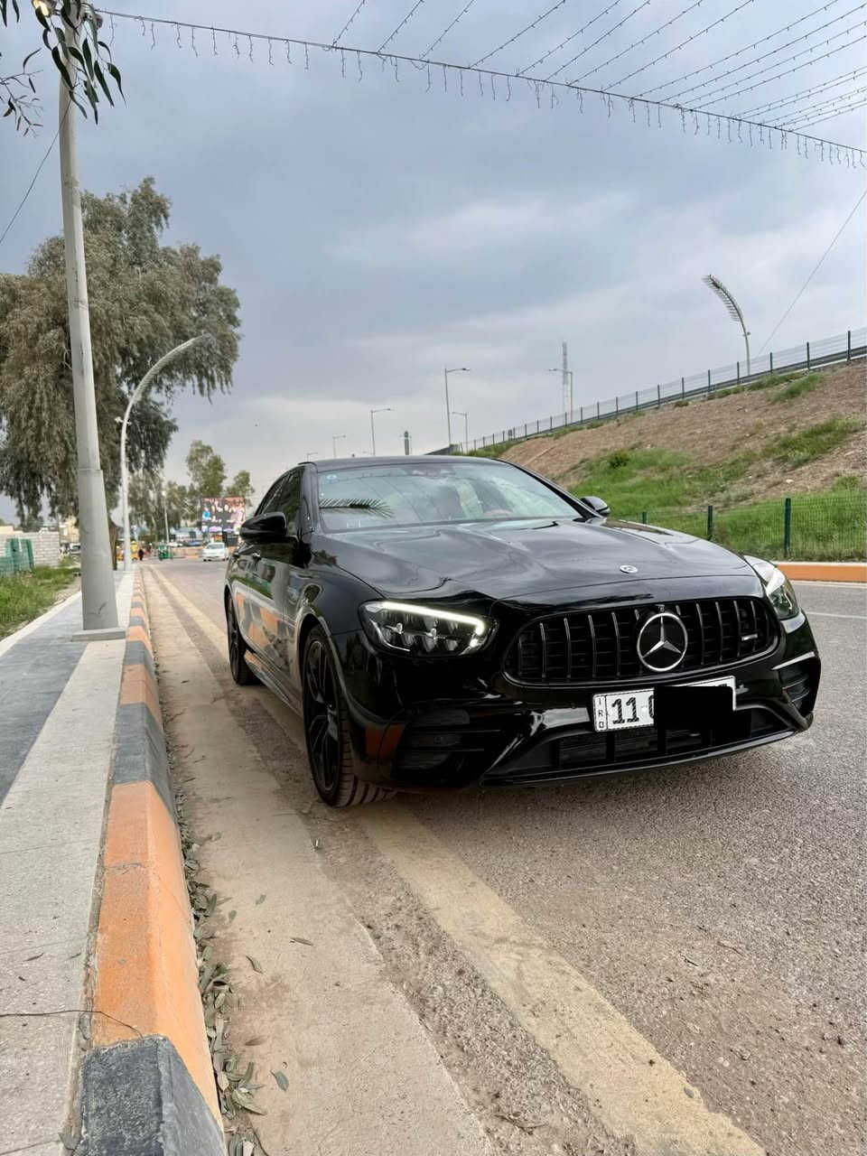 � للبيع أو المراوس حسب القناعة 🔥

🚘 Mercedes-Benz E53 AMG 4MATIC 2021
🇩🇪 وارد ألماني (استيراد خاص)

✨ هيبة AMG الحقيقية • أداء رياضي • فخامة مرسيدس بأعلى التجهيزات ✨

🚘 نعمان أوتو | Numan Auto
ثقة التعامل • جودة السيارات

━━━━━━━━━━━━━━━

📊 الموديل: 2021
🇩🇪 الوارد: ألماني (استيراد خاص)
📈 الممشى: 87 ألف كم حقيقي
📍 الموقع: بغداد – زيونة 714 / الأعظمية (رأس الحواش)

━━━━━━━━━━━━━━━

💎 أهم المواصفات:

✅ AMG Package الأصلي (بلاد)
✅ محرك 6 سلندر تيربو مع نظام EQ Boost
✅ دفع رباعي 4MATIC
✅ فتحة سقف بانوراما
✅ بصمة تشغيل + بصمة أبواب (Keyless-Go)
✅ شاشة MBUX مزدوجة متصلة
✅ نظام صوت Burmester الأصلي
✅ إضاءة داخلية 64 لون
✅ 5 كاميرات 360°
✅ رادار أمامي
✅ نظام النقطة العمياء (Blind Spot)
✅ تحذير من التصادم
✅ شاحن لاسلكي (Wireless Charger)
✅ تدفئة للمقاعد الأمامية 🔥
✅ جنطة كهربائية
✅ أنظمة قيادة متعددة (Comfort / Sport / Sport+ / Individual)

━━━━━━━━━━━━━━━

🛠 الحالة بكل شفافية:

✔️ بدون أي حادث أو ضربة.
✔️ فقط كلير خفيف في الجامرلوغ الأمامي الأيمن بدون معجون، مجرد رش تجميلي.
✔️ محرك + كير + كهربائيات مكفولة شرط الفحص.
✔️ عليها إدامة (سيرفس) كاملة وجاهزة للاستخدام مباشرة.

━━━━━━━━━━━━━━━

📍 العنوان: بغداد – زيونة 714 / الأعظمية (رأس الحواش)

📞 للتواصل والواتساب:
***********

🚘 نعمان أوتو | Numan Auto
ثقة التعامل • جودة السيارات

#مرسيدس #مرسيدس_بنز #E53 #E53AMG #AMG #Mercedes #MercedesBenz #MercedesAMG #EClass #MercedesIraq #بغداد #العراق #سيارات_العراق #سيارات_للبيع #بيع_سيارات #نعمان_اوتو #NumanAuto بعقوبة, ديالى
