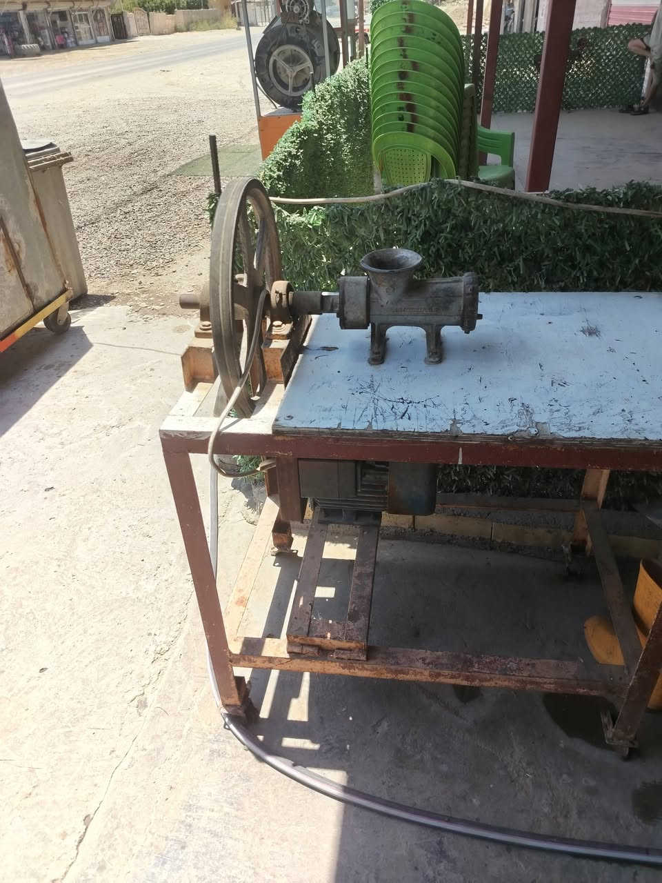 غراض للبيع مثرامه فلافل ولحم سعر 250  وقلايا حب سعر 150 وثلاثه ميوز بريال سعر مليون وثمنميه 1800 المكان اليوسفيه ***********
