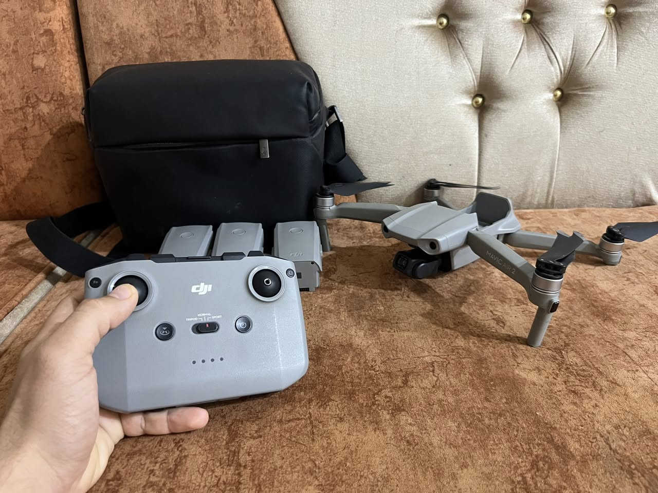 🛑 للبيع: درون DJI Mavic Air 2 (بكج كامل)
 النوع: DJI Mavic Air 2 (نسخة Fly More Combo الأصلية الموضحة في image_2.png).
 المواصفات: تصوير بدقة 4K (60fps) وصور بدقة 48 ميجابكسل، مع بطارية تطير حتى 34 دقيقة.
 الملحقات بالصندوق: الطائرة + الريموت + 3 بطاريات + قاعدة شحن ثلاثية + حقيبة الكتف + فلاتر كاميرا + مراوح إضافية.

ملاحظه : بيها كسر بل كنبل 
مكاني ناصريه توصيل ماكو


**إذا كنت صاحب هذا الإعلان وتريد حذفه لأي سبب، رجاءا أرسل رسالة إلى الدعم الفني**