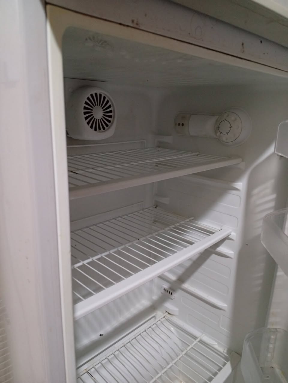 السلام عليكم ثلاجه نظيفه للبيع السعر 200 وبيها مجال بسيط شغاله ماطور بلادي نظيفه كلش***********
