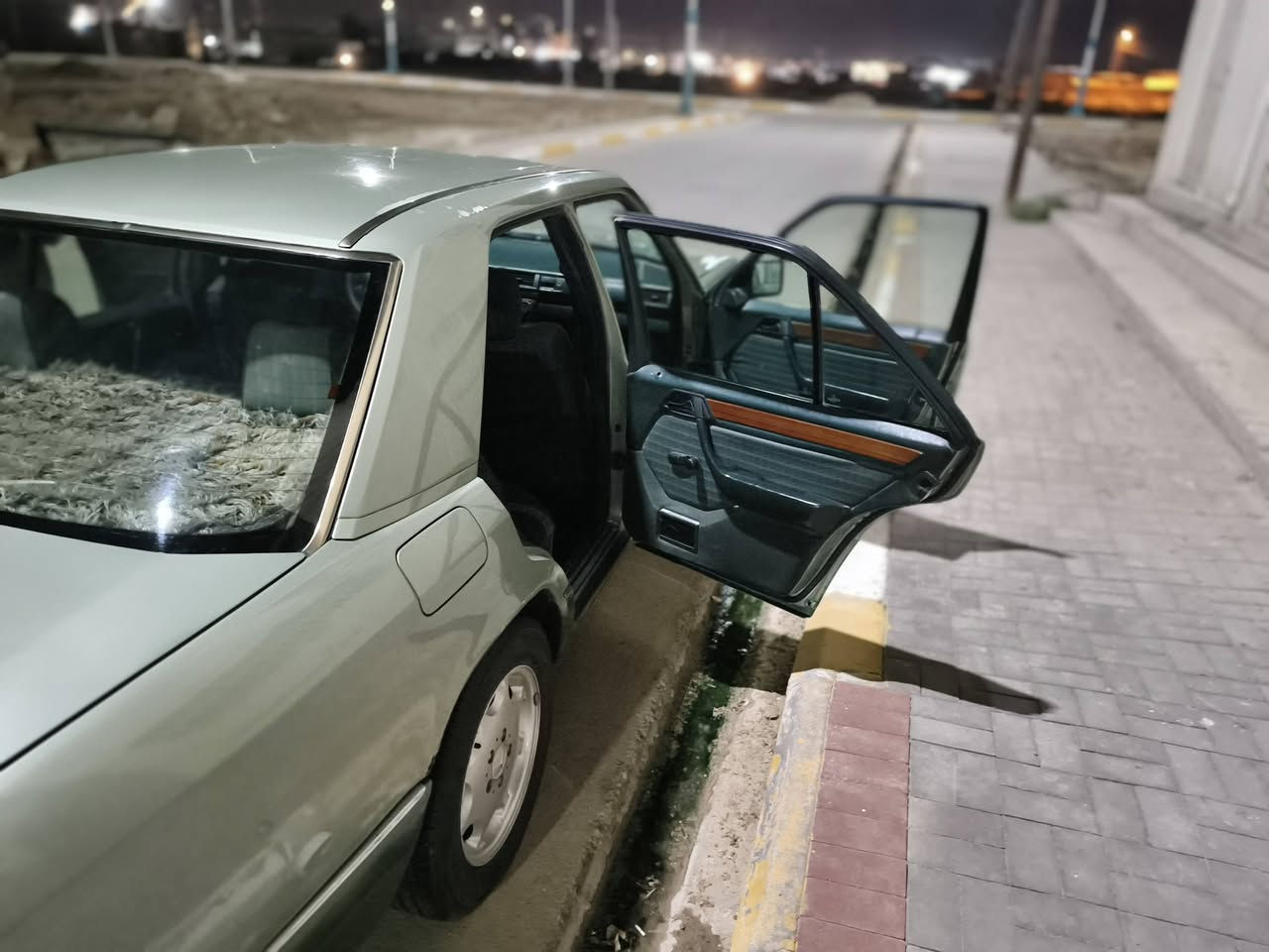مرسيدس دب للبيع 

المواصفات 
فتحه شغاله كامله جام كهرباء ما عدا الوره تحكم مري حانبي 
مكينه كير بلاد مكفولات كفاله عامه 
تخم بلكات جديد 
فيتبم جديد 
لايتات جدد 
السياره نضيفه على البلاد و نصبته تخبل 
بس بيه جراد بسيط ب اماكن معينه 
السعر 70 و بيه مجال مكاني سماوه شراي راسلني خاص و بيك خير و تدلل


**إذا كنت صاحب هذا الإعلان وتريد حذفه لأي سبب، رجاءا أرسل رسالة إلى الدعم الفني**